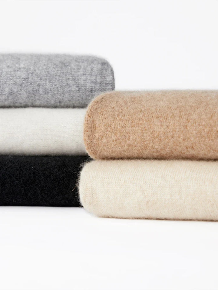 Ivy Manhattan | Ivanna Quinn Cashmere Neck